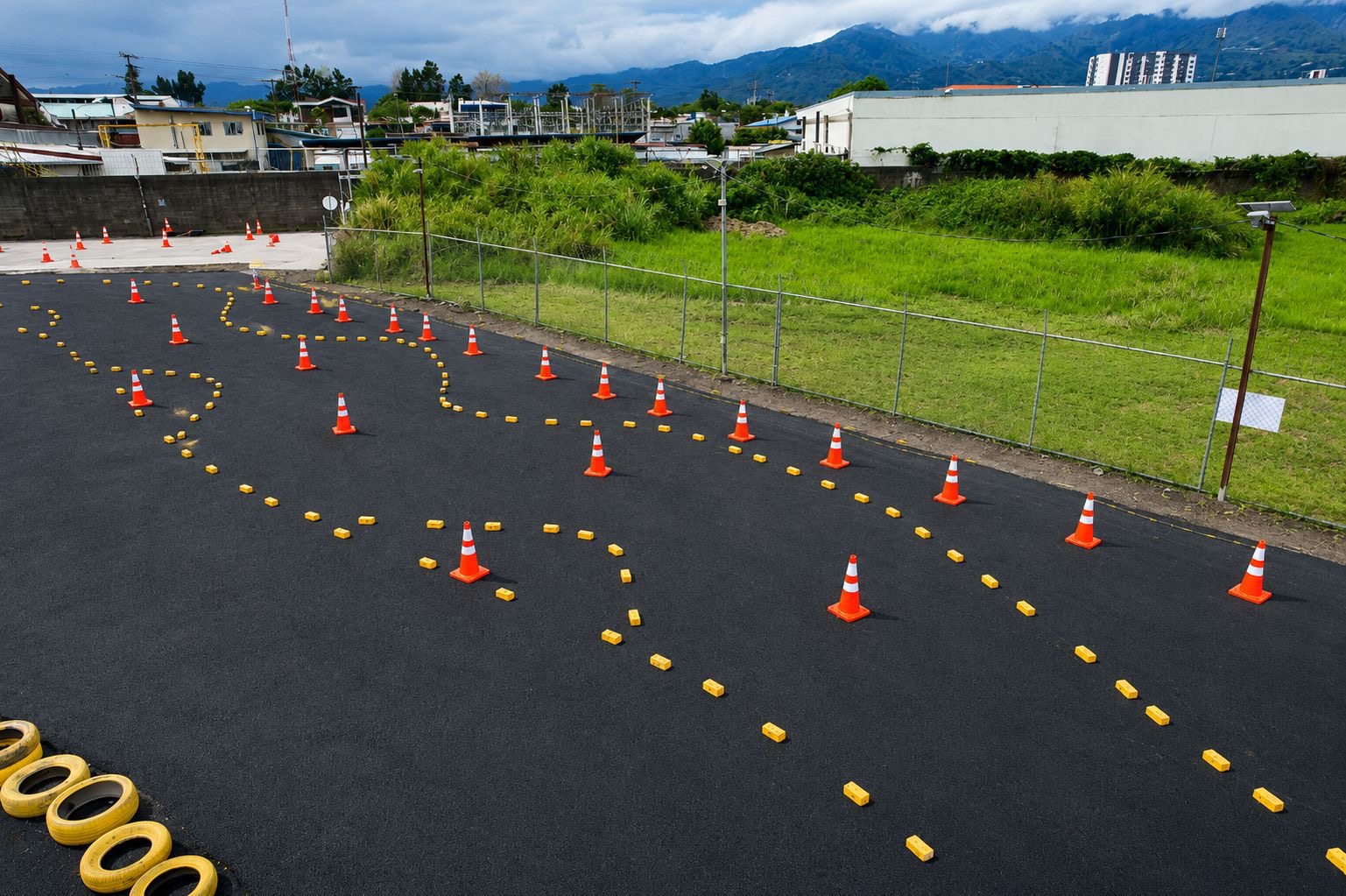 Pista con conos para prácticas de manejo